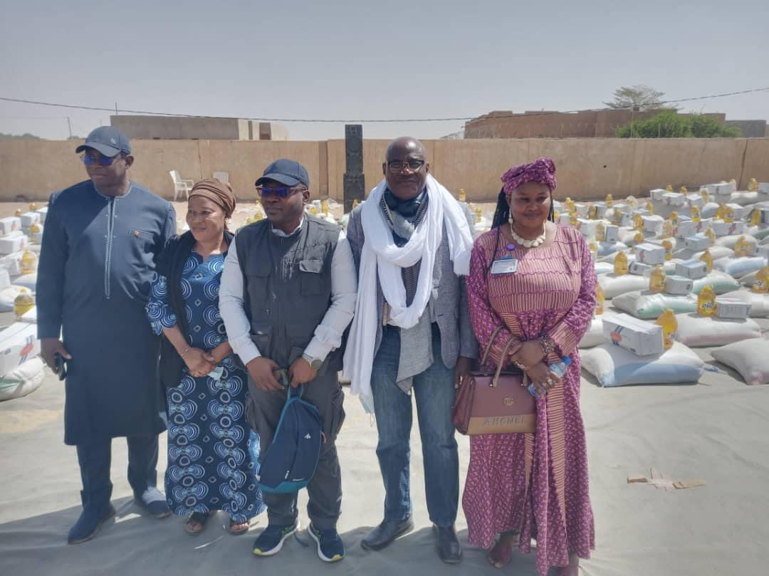 Visite à l’intérieur du pays : Le Ministre de la réconciliation nationale, le Colonel Ismaël Wagué, avec à ses côtés, le ministre de la Santé et du Développement Social apporte aide et espoir aux populations vulnérables de Gao et Menaka.